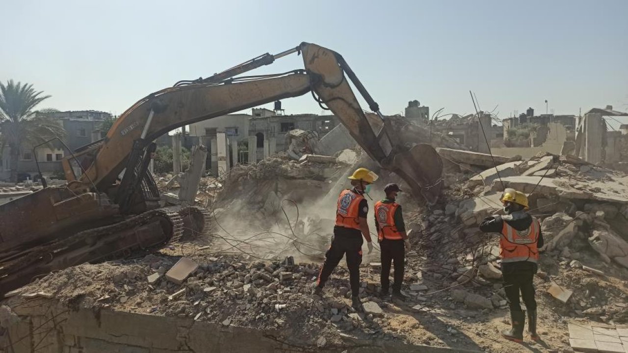 Gazze'de enkaz altındaki cenazelerin çıkarılmasına yönelik çalışmaların ilk aşaması başladı!