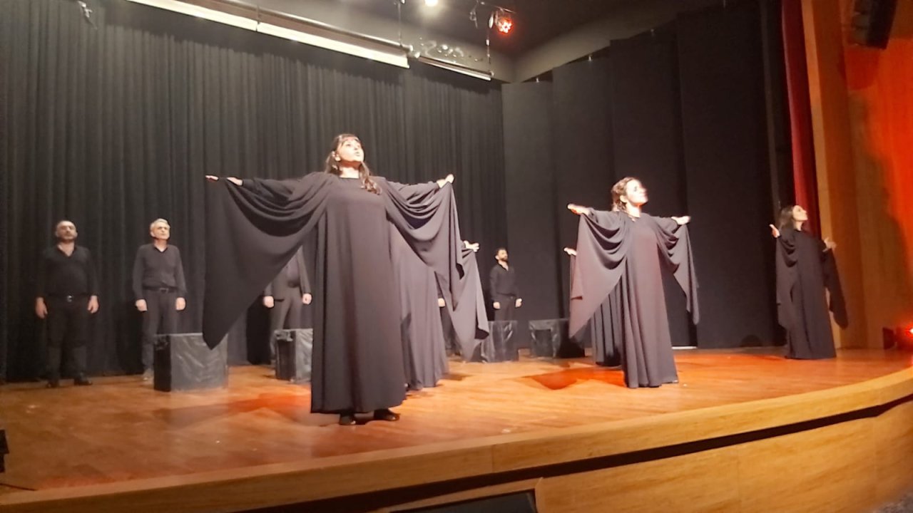 Tiyatro Sahnesinden Kadına Şiddete "Dur" Dediler! Konya'da "Kadın" ve "Kadınlar Konuşursa" seyirciyle buluştu