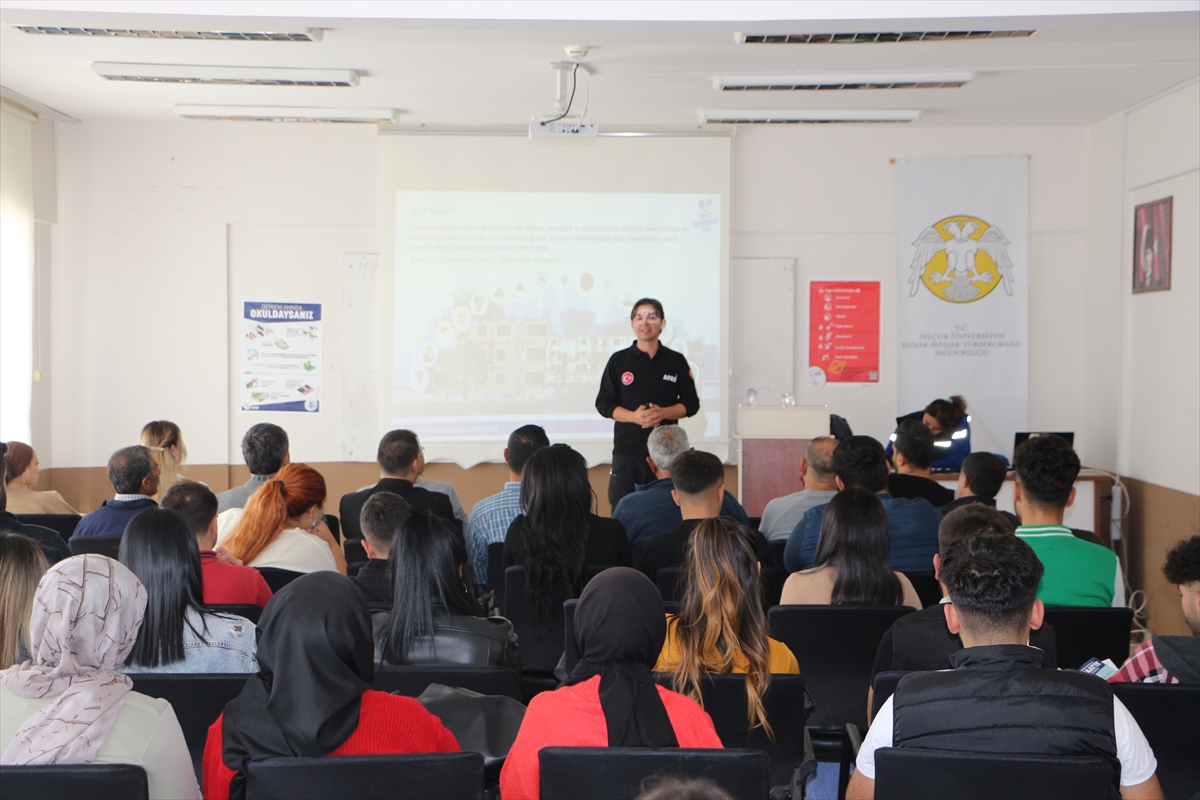 Yunak'ta üniversite öğrencilerine afet farkındalık eğitimi verildi