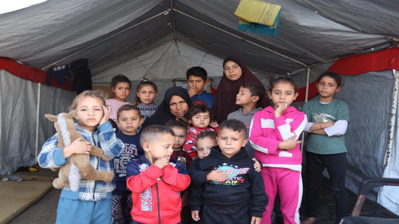 İsrail saldırılarında 5 çocuğunu kaybeden Filistinli kadın, 36 torununa bakıyor!