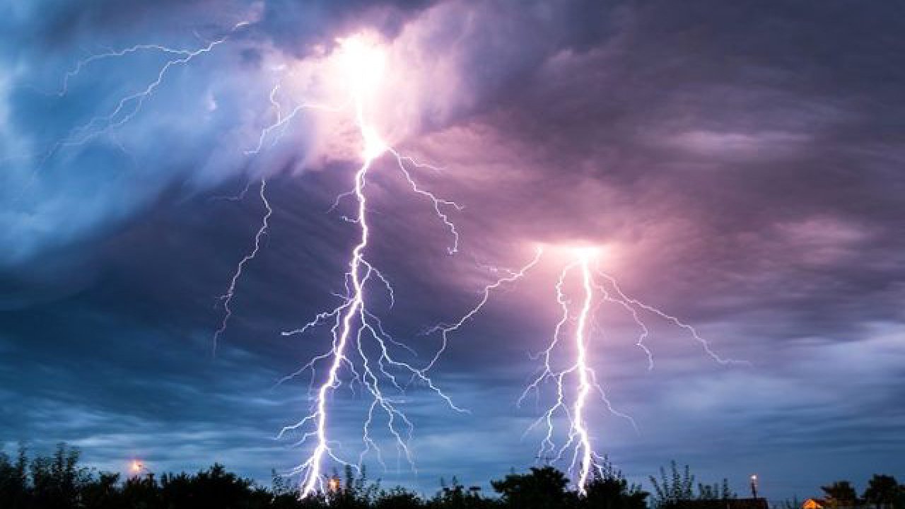 Yıldırım düştü! Mahalleli susuz kaldı!