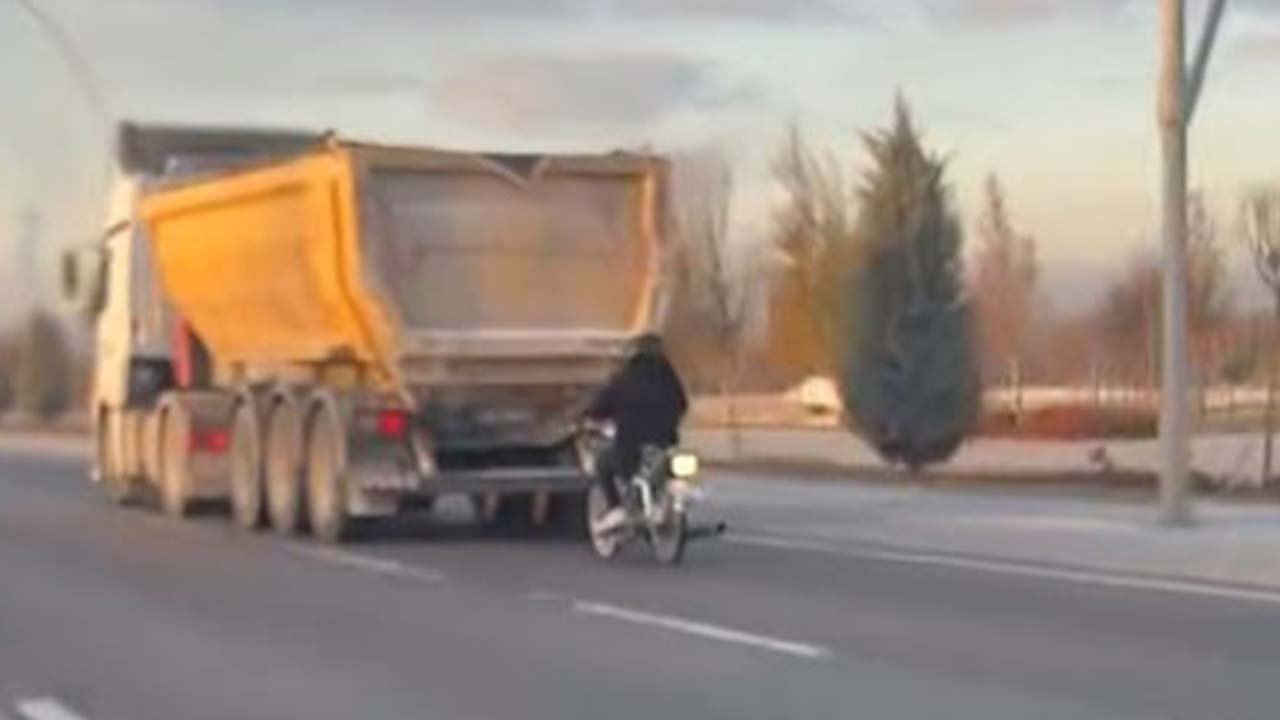 Konya'da seyir halindeki tırın peşinde tehlikeli yolculuk