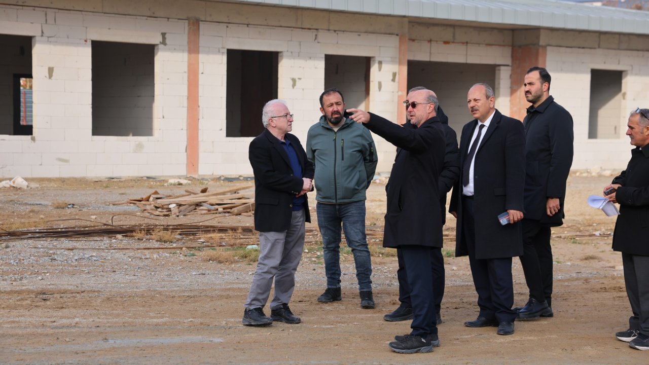 Başkan Pekyatırmacı yapımı devam eden Yazır Mahalle Külliyesi'nde incelemelerde bulundu