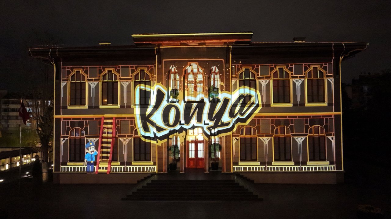 Gündüzü başka güzel, gecesi başka! Konya Büyükşehir, Taş Bina’nın Tarihi Silüetinde Video Mapping Gösterisi Başlattı