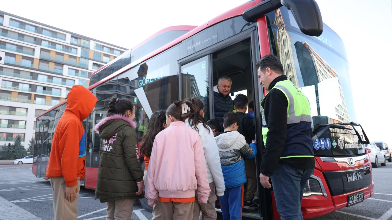 Konya Büyükşehir'in nezaket otobüsü öğrencilere trafik kültürünü aşılıyor