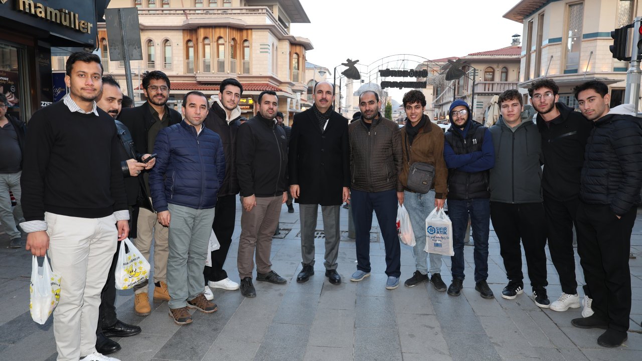 Başkan Altay, Şeb-i Arus Etkinlikleri için Konya'ya gelen misafirlerle ve esnafla buluştu