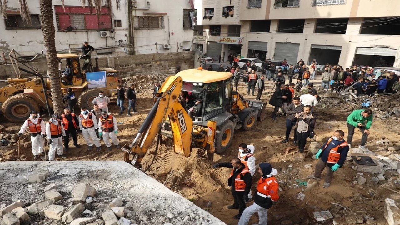 Gazze’de bir binanın enkazından 45 ceset çıkarıldı!