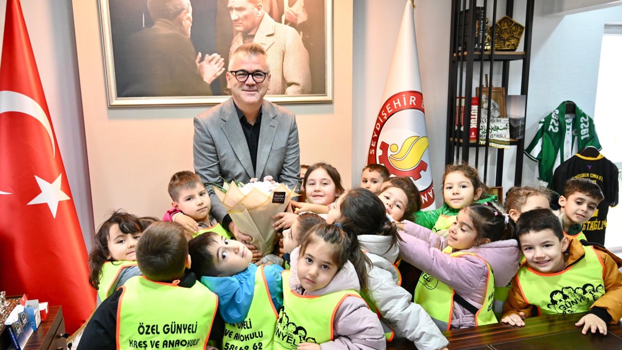 Başkan Ustaoğlu, minik misafirlerini ağırladı