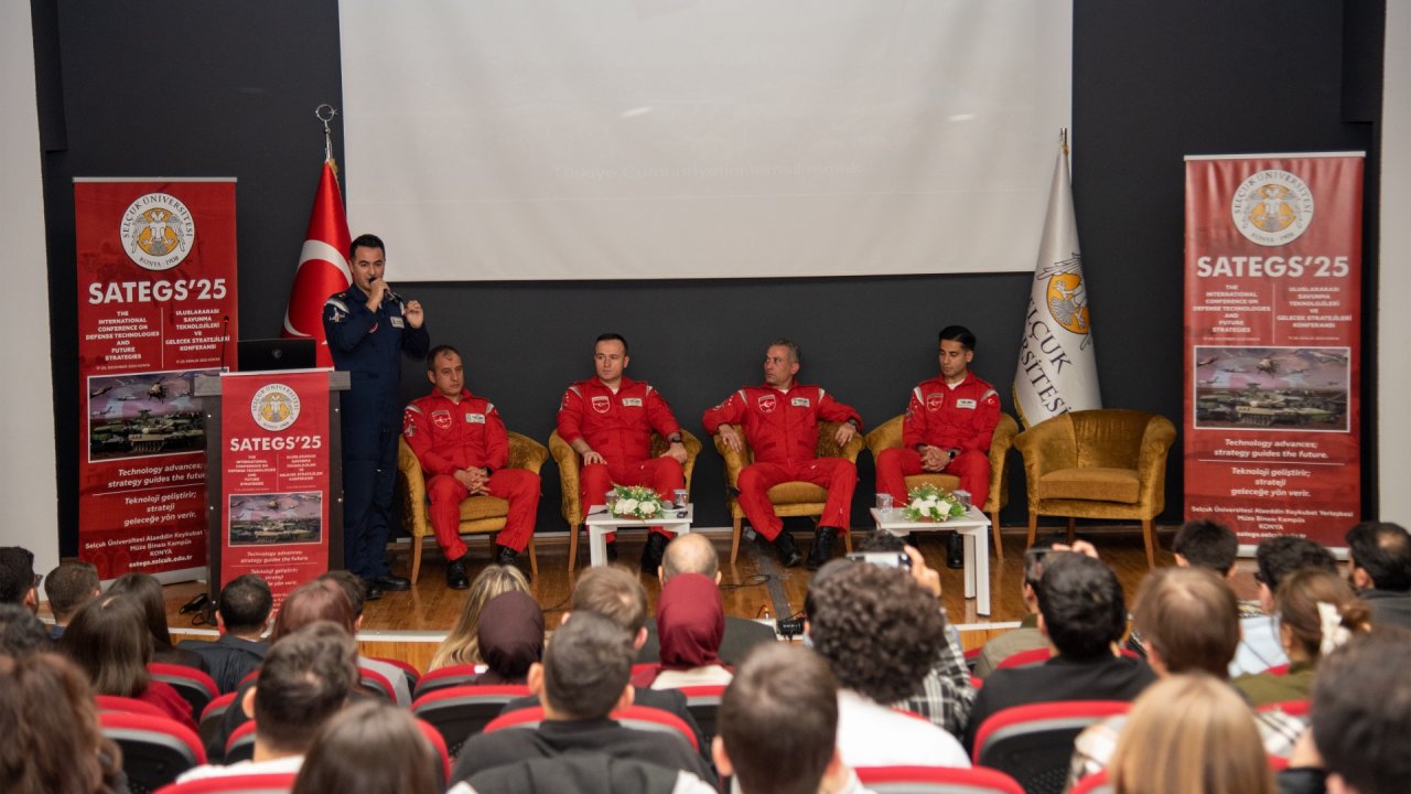 Türk Yıldızları, Selçuk Üniversitesi'nde öğrencilerle bir araya geldi