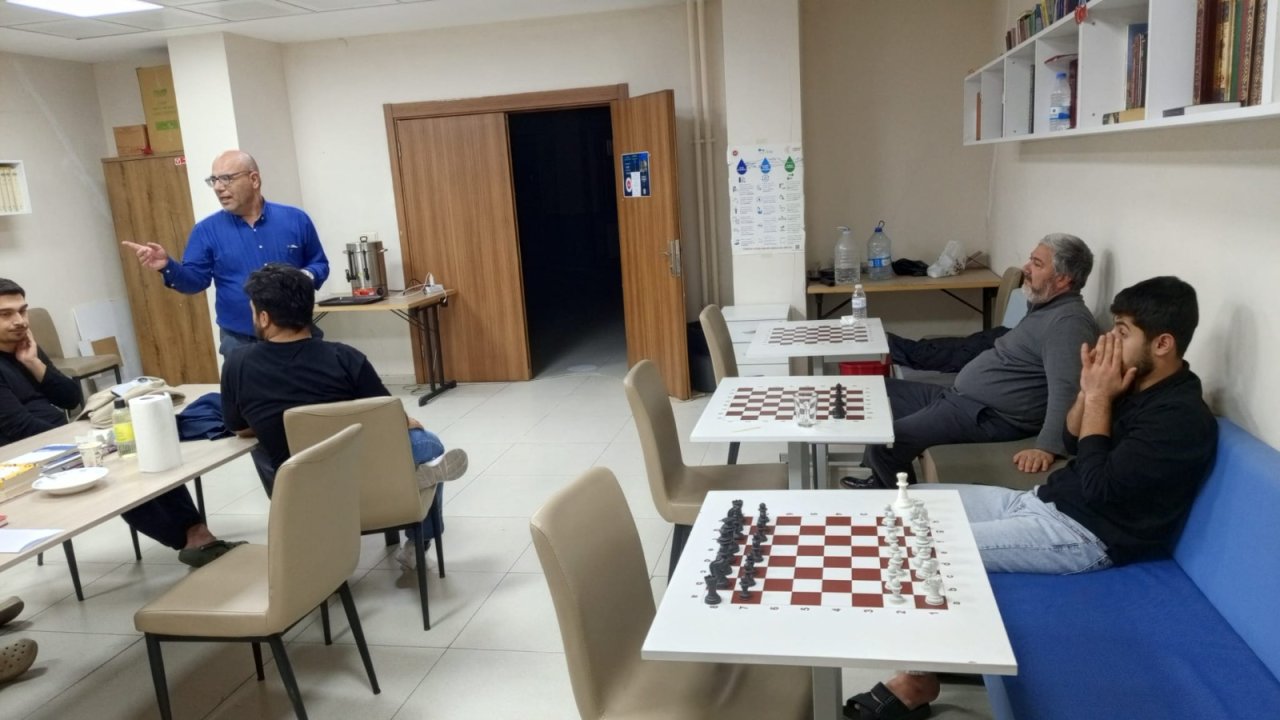 Konyalı öğretmen gençlere konferans veriyor!