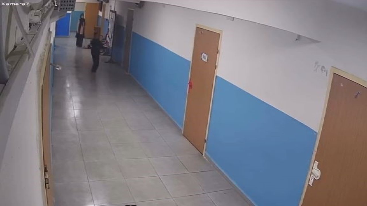 Yürekleri ısıtan görüntü! Paspas yapılan alanı kirletmemek için ayakkabılarını çıkarttı!