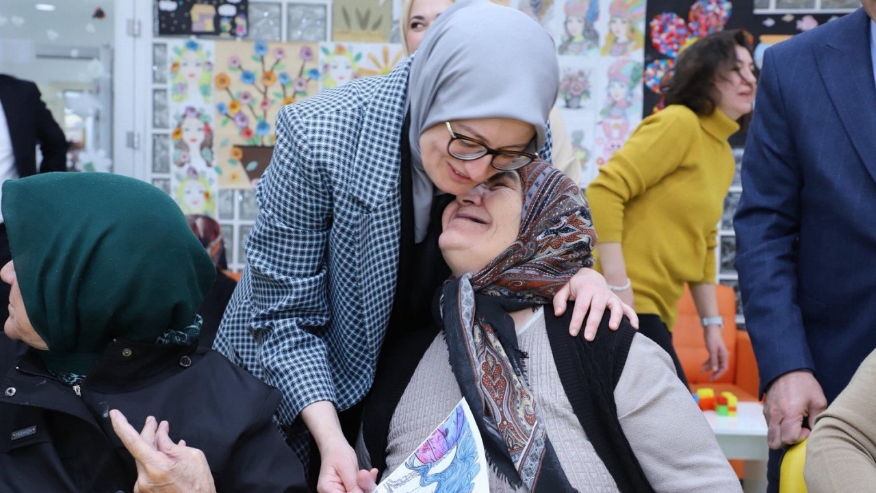 AK Parti Genel Başkan Yardımcısı Belgin Uygur, Konya'da Alzheımer Gündüz Yaşam Merkezi'ni ziyaret etti; "Örnek Bir Merkez"