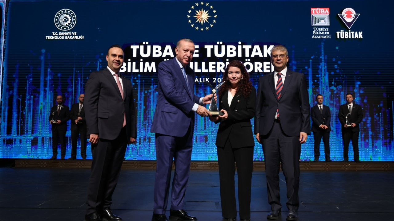 NEÜ Öğretim Üyesi Prof. Dr. Hatice Yıldız Durak’a, ‘TÜBİTAK Teşvik Ödülü’nü Cumhurbaşkanı Erdoğan Tevdi Etti