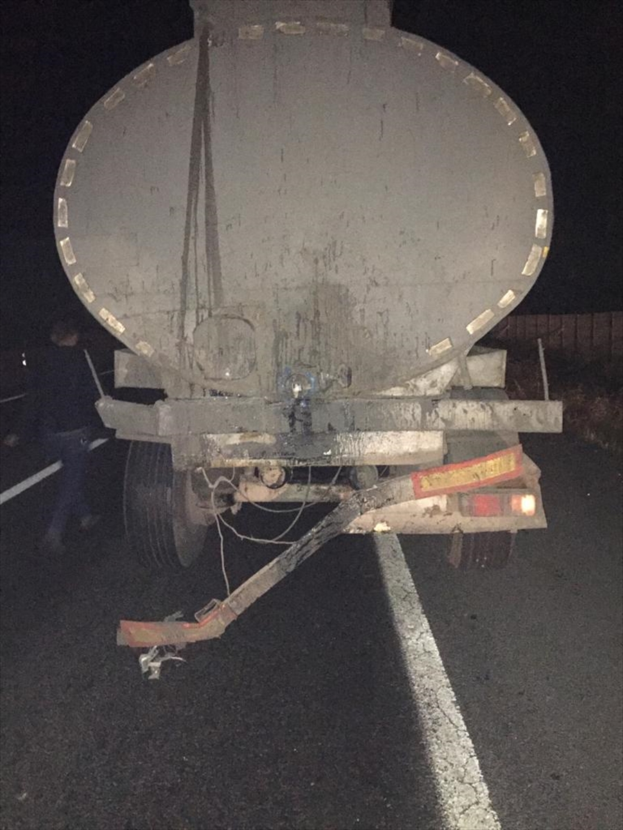 Konya'da tıra çarpan hafif ticari araçtaki 1 kişi öldü, 7 kişi yaralandı