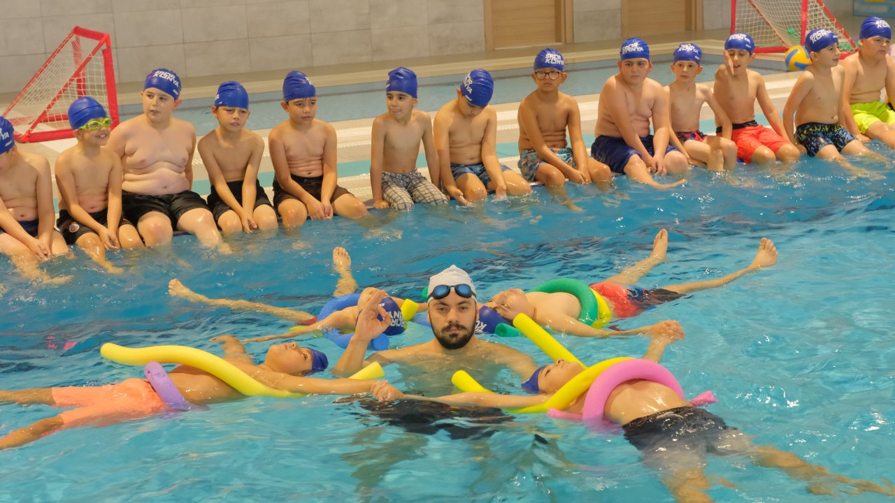 Konya'da "Yüzme Bilmeyen Kalmasın" projesiyle 20 ilçede15 bin çocuk yüzme eğitimi alıyor