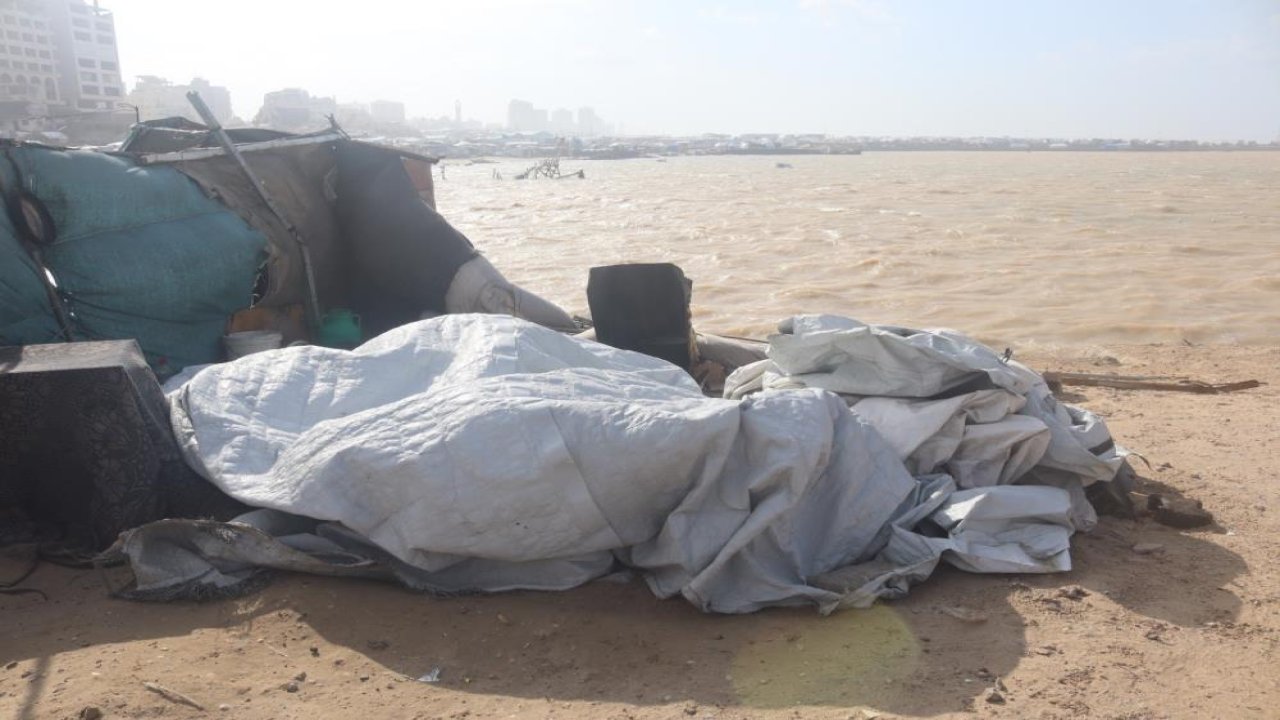 Gazze'de şiddetli fırtına Filistinlilerin sığındığı çadırları vurdu!