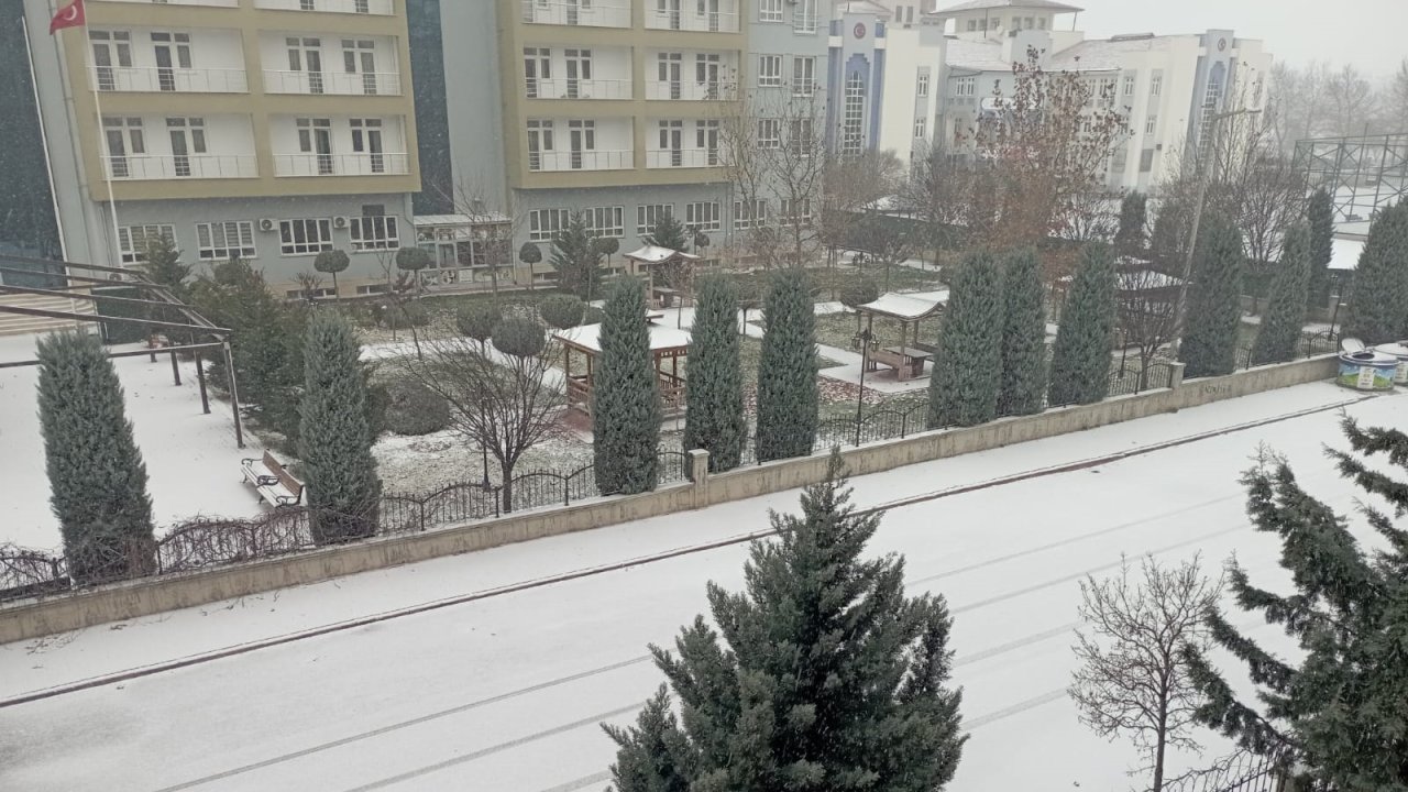 Konya 2026’ya karla girdi: Merkez beyaza büründü, Vatandaşlar “Çok Şükür” dedi