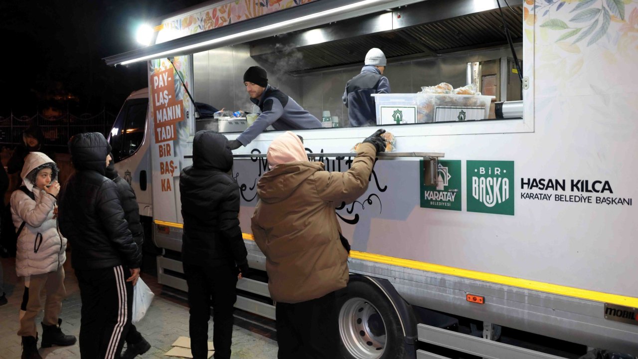 Soğuk kış günlerinde sıcak çorba ikramı! Karatay'da gelenek devam ediyor
