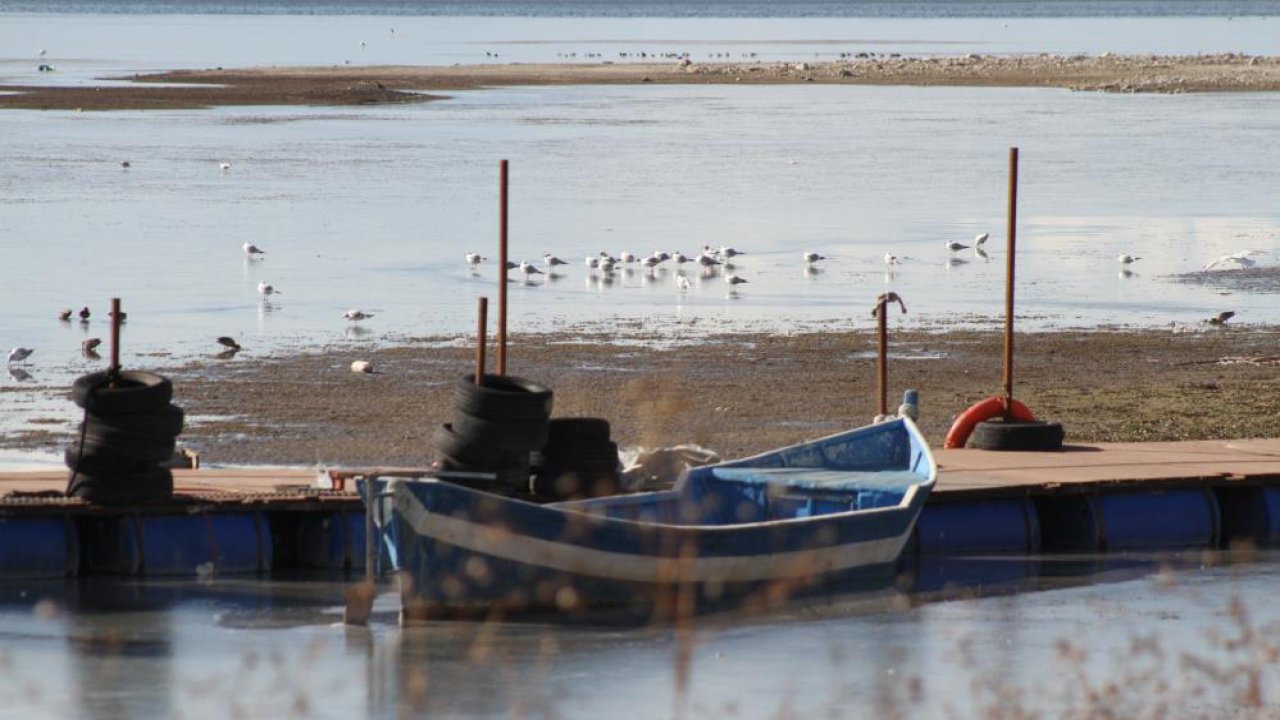 Kar durdu, ayaz bastırdı: Beyşehir Gölü’nün kıyıları dondu