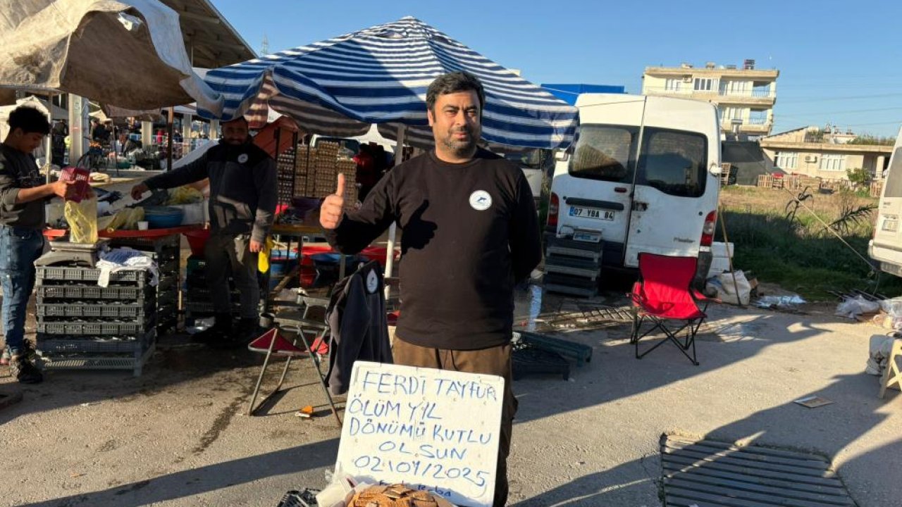 Ferdi Tayfur'un ölüm yıldönümünde lokum ve bisküvi dağıttı!