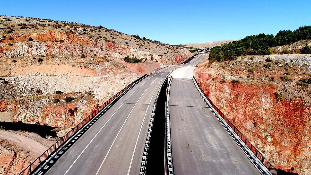 Beyşehir–Isparta yolunda yapım çalışması: Ulaşım kontrollü sağlanıyor