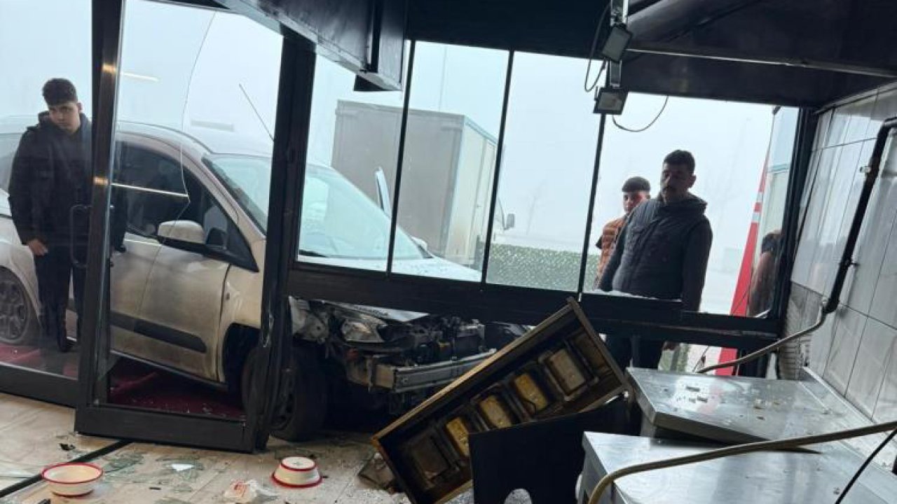 Lavaş getiren araç dönerciye daldı! Konya’da şoke eden kaza kamerada