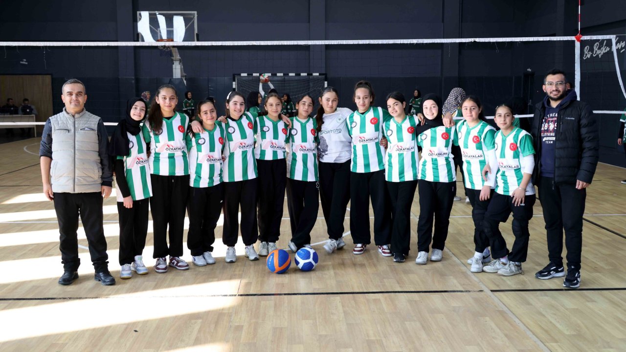 Karatay'da Ortaokullar Arası Dostluk ve Kardeşlik Voleybol Turnuvası Başladı