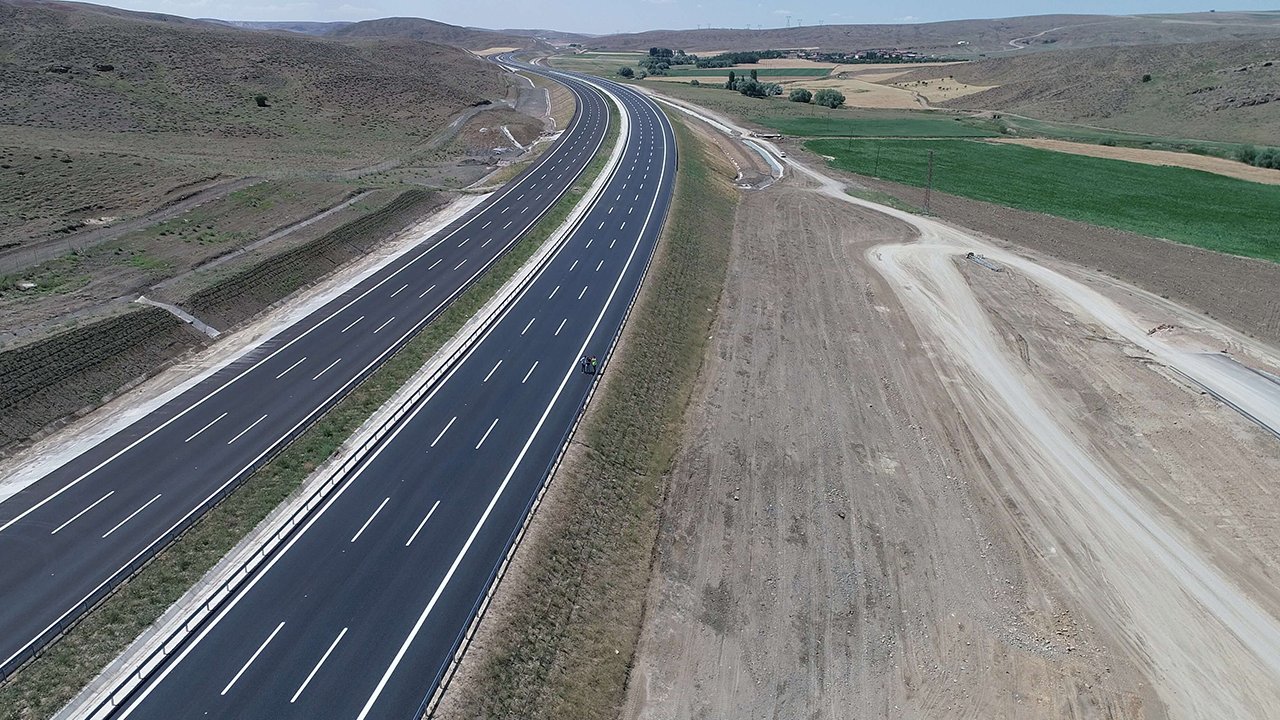 Karayolları açıkladı: Birçok ilde trafik tek şeride düşüyor