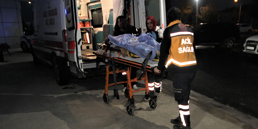 Evinin önünde bıçaklı saldırıya uğrayan kişi yaralandı