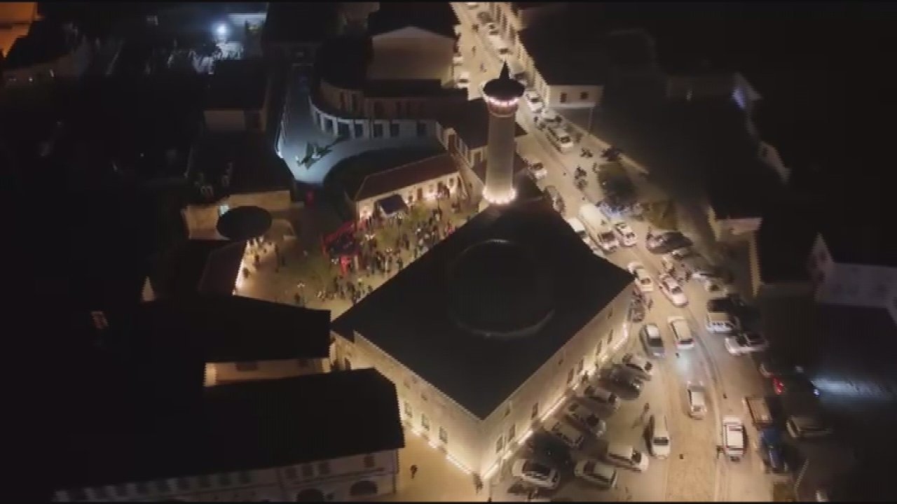 Depremin ardından restore edilen Habibi Neccar Camii'nde ilk Miraç Kandili'nde eller semaya açıldı