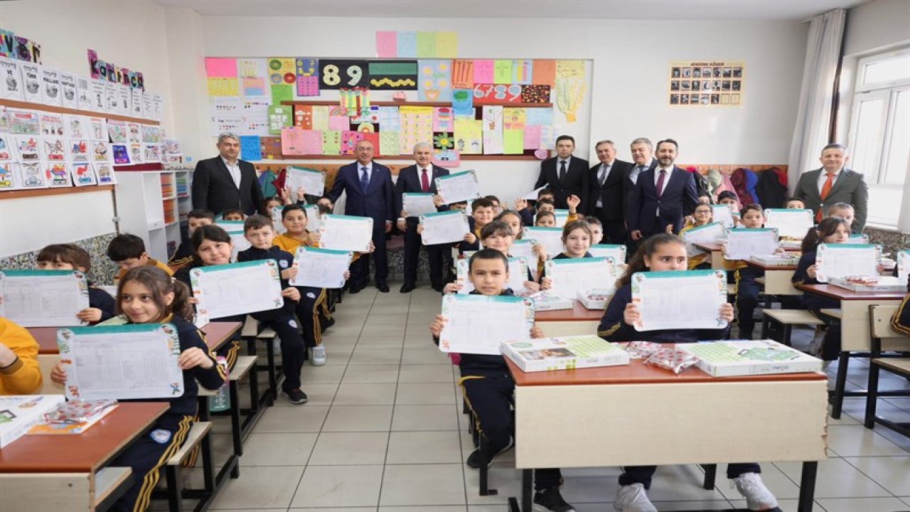 Vali İbrahim Akın, karne heyecanına ortak oldu!