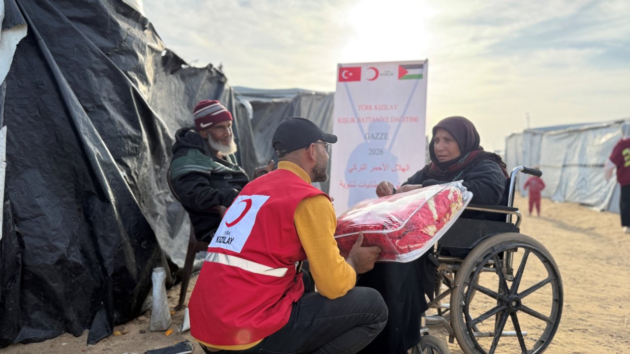 Kızılay Gazze'de kışlık destek ve sıcak yemek yardımlarını sürdürüyor