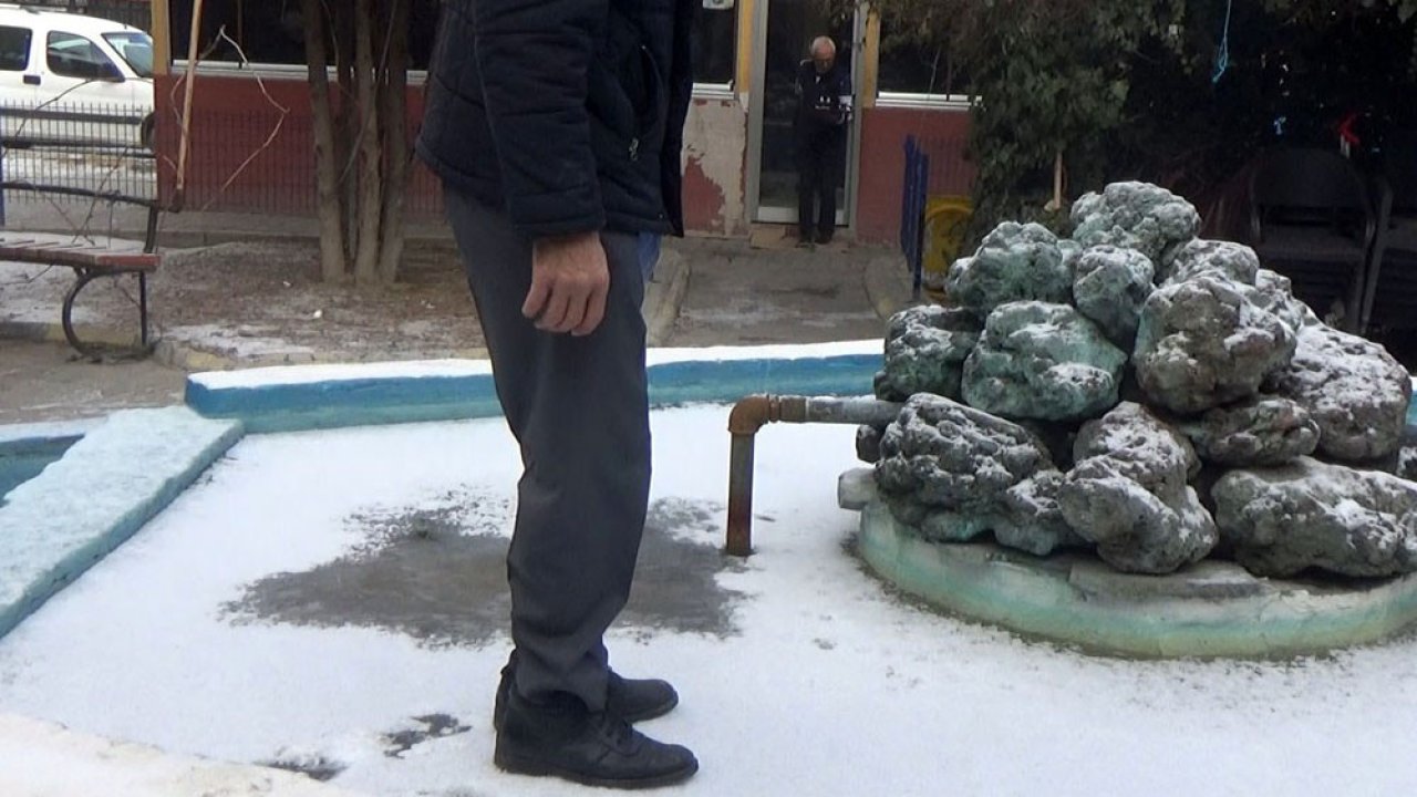 Karapınar’da donduran soğuk: Süs havuzu buz pistine döndü