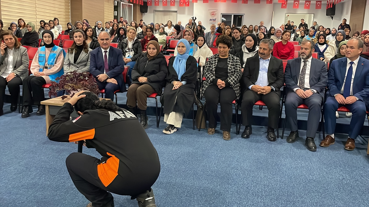 Konya ve Çevre İllerde "Deprem Anı, Çök Kapan Tutun ve Tahliye" Tatbikatı Yapıldı