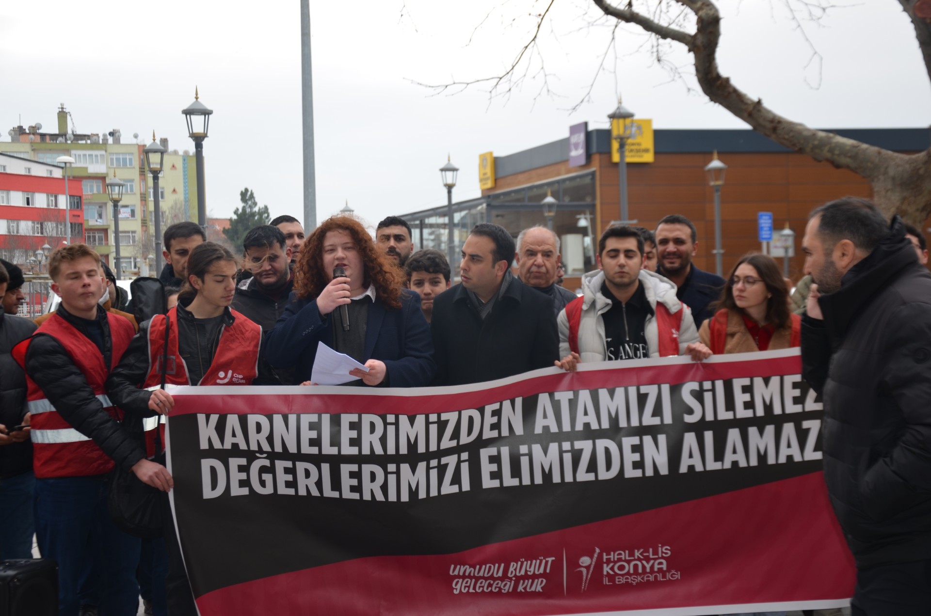 Halkçı liselilerden tepki: Karnelerimizden Atamızı silemezsiniz