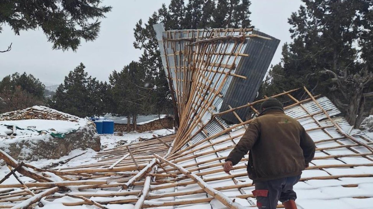 Bozkır’da geceyi kâbusa çeviren fırtına: Ahırın çatısı savruldu