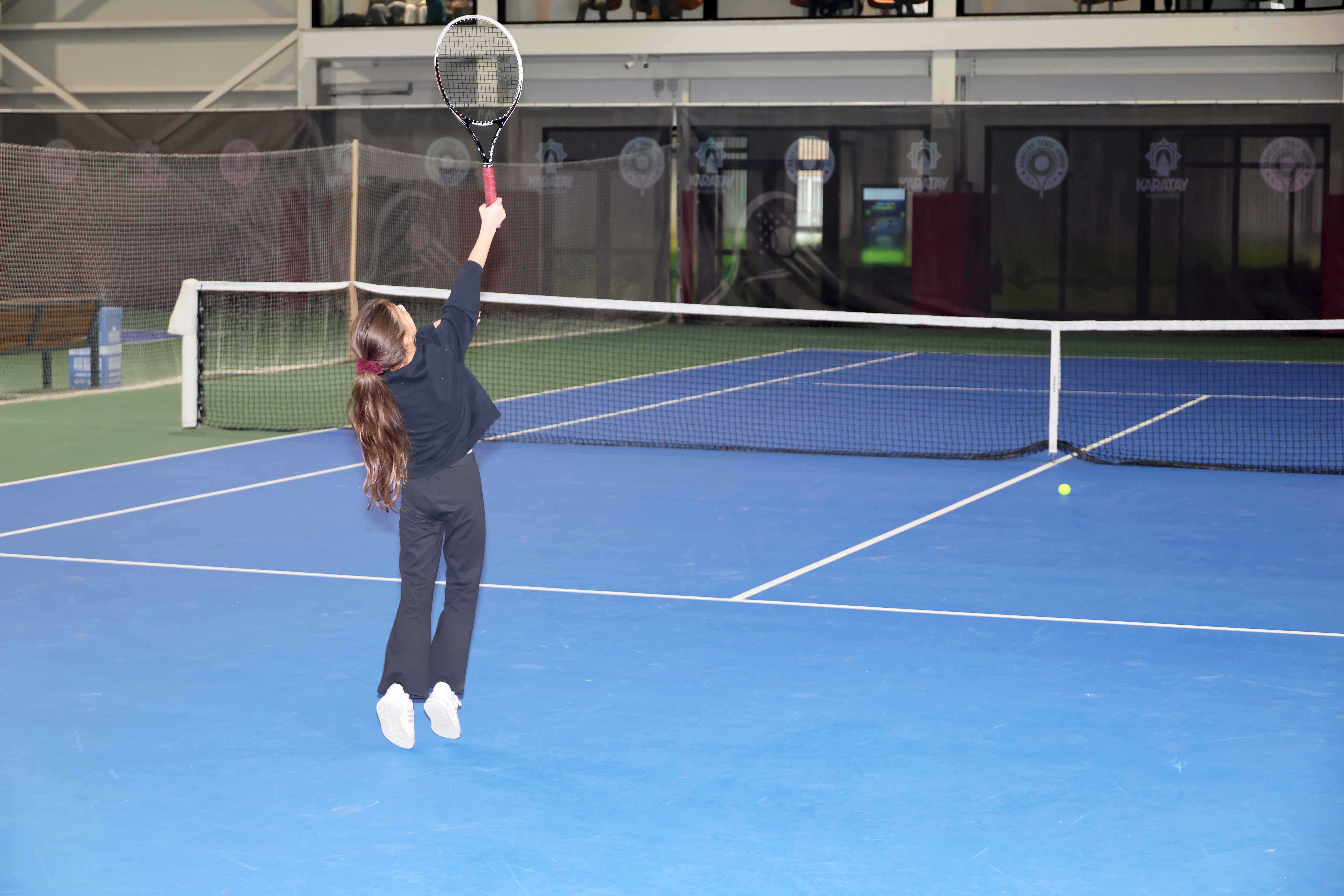 Konya’da tenis heyecanı zirvede: Karatay’daki turnuva nefes kesti!