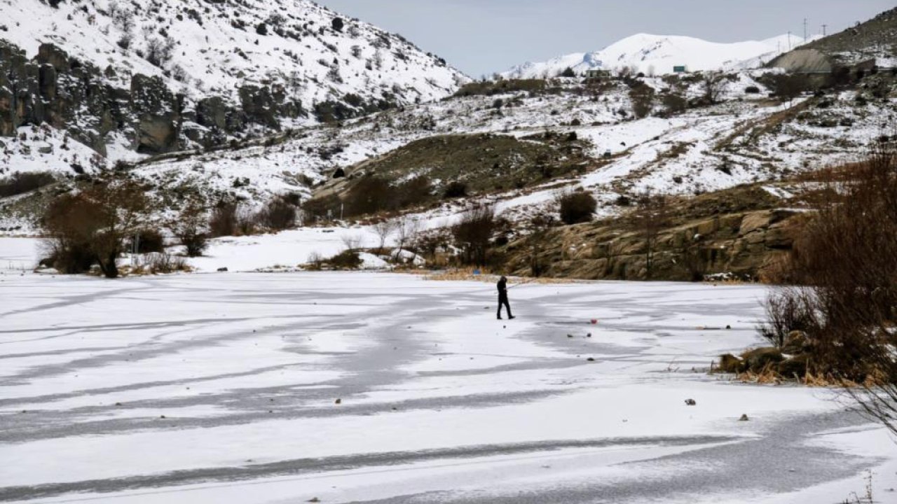 Konya'daki gölet buz tuttu