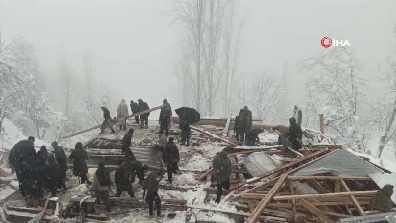 Pakistan'da kar yağışı adeta felakete döndü: 11 kişi yaşamını yitirdi