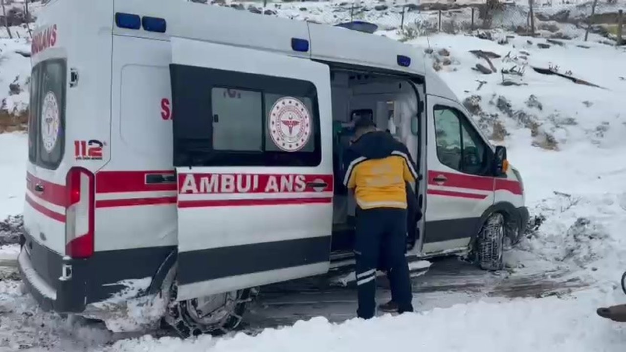 Ambulans yoğun kar nedeniyle kapanan yolda mahsur kaldı: Ekipler harekete geçti
