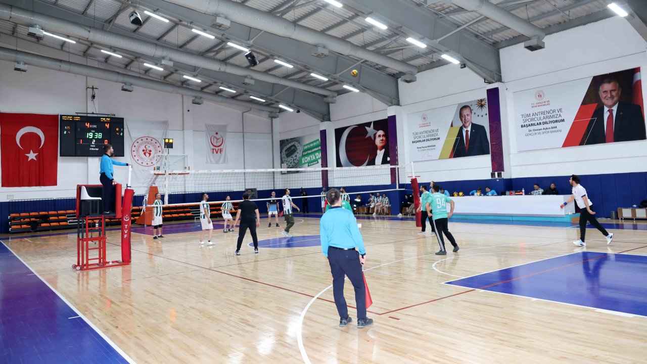 Karatay’da voleybol heyecanı başladı! Birimler arası dostluk ve kardeşlik turnuvası büyük ilgi görüyor!