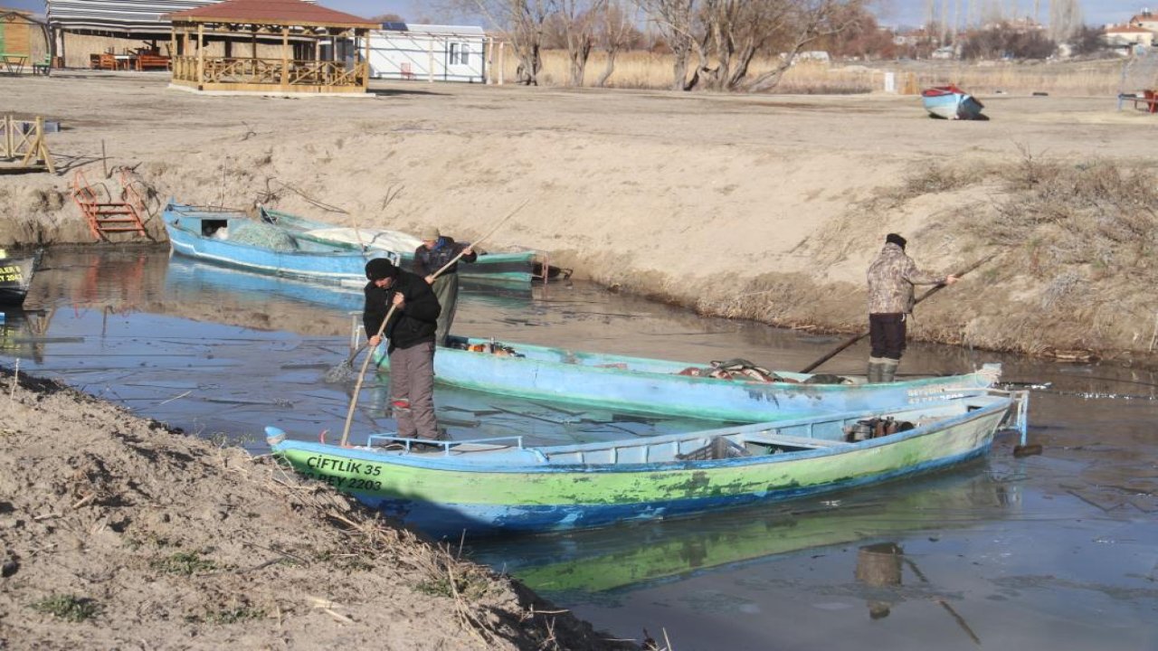 Beyşehir Gölü’nde zorlu mesai: Balıkçılar buzla mücadele ediyor!