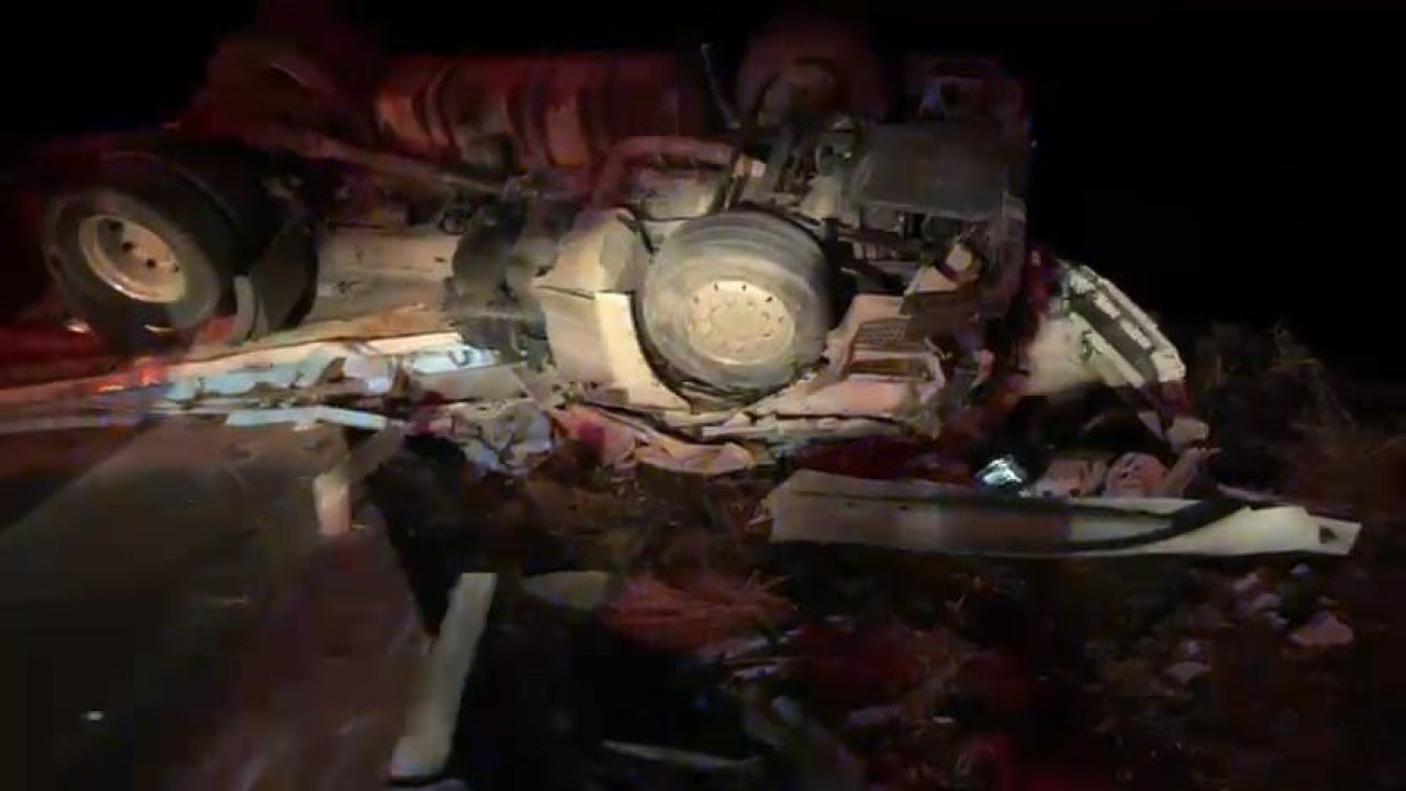 Aksaray’da feci kaza: Bariyerlere çarpan tır devrildi, sürücü hayatını kaybetti!