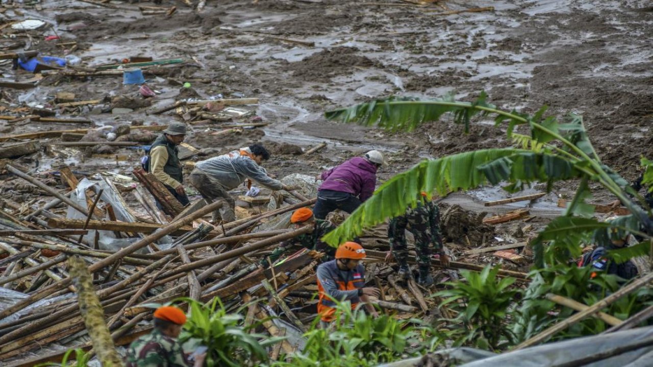 Endonezya’da toprak kayması! 16 kişi yaşamını yitirdi