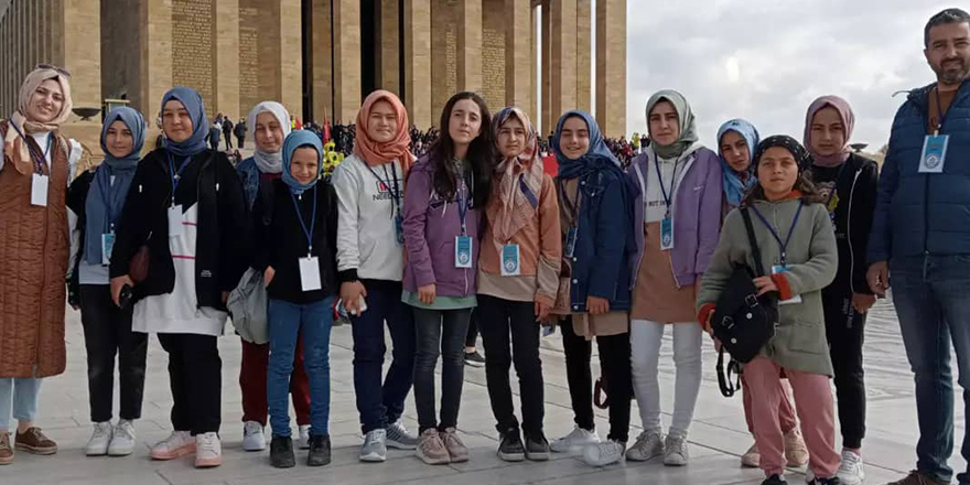 Beyşehir'de öğrenci ve velilere sıcak süt dağıtıldı