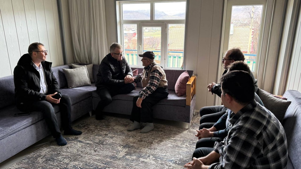 Başkan Ustaoğlu’ndan yürek ısıtan ziyaret: Evi yanan ailenin yanında!