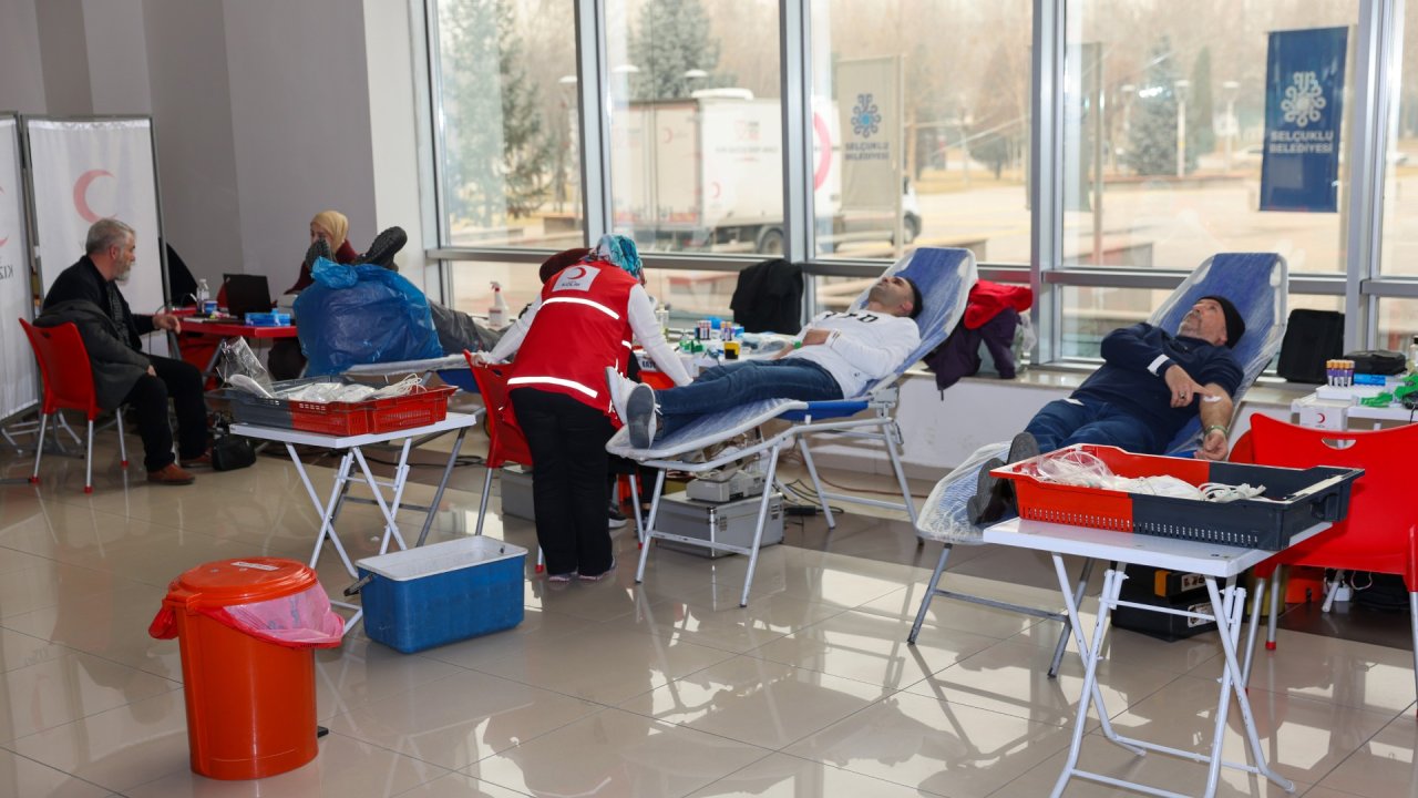 Selçuklu Belediyesi personeli ve vatandaşlardan kan bağışı kampanyasına destek
