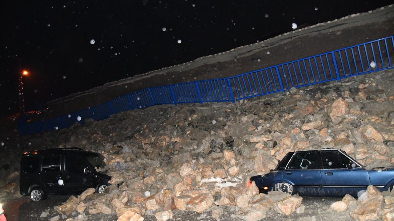 İstinat duvarı park halindeki araçların üzerine çöktü