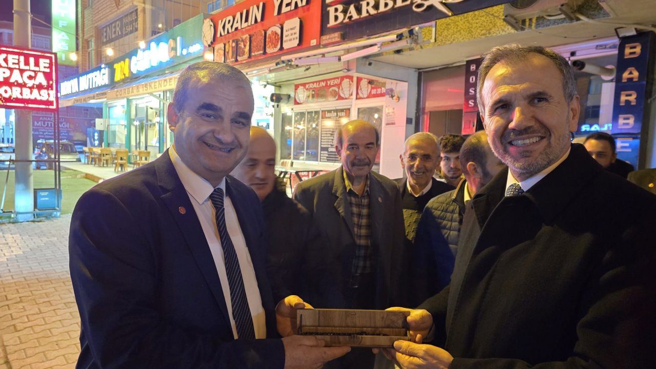 Ceylan'dan Vekil Çelik'e el işçiliği tesbih hediyesi