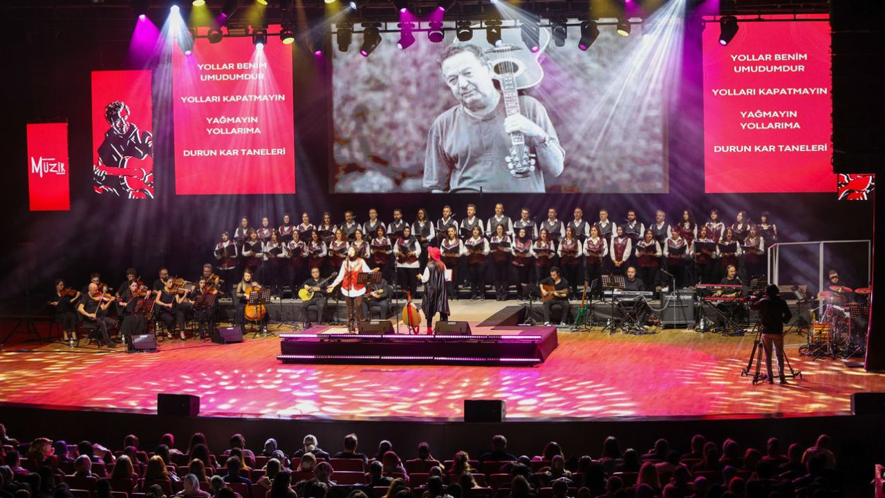 Selçuklu’da Kayahan rüzgârı! Efsane şarkılarla duygular taştı, salon ayakta alkışladı